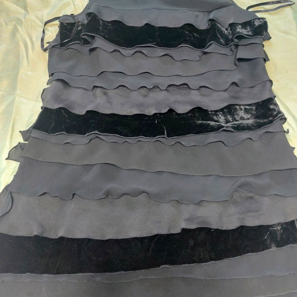 Cute little black dinner dress. - Picture 3 of 9